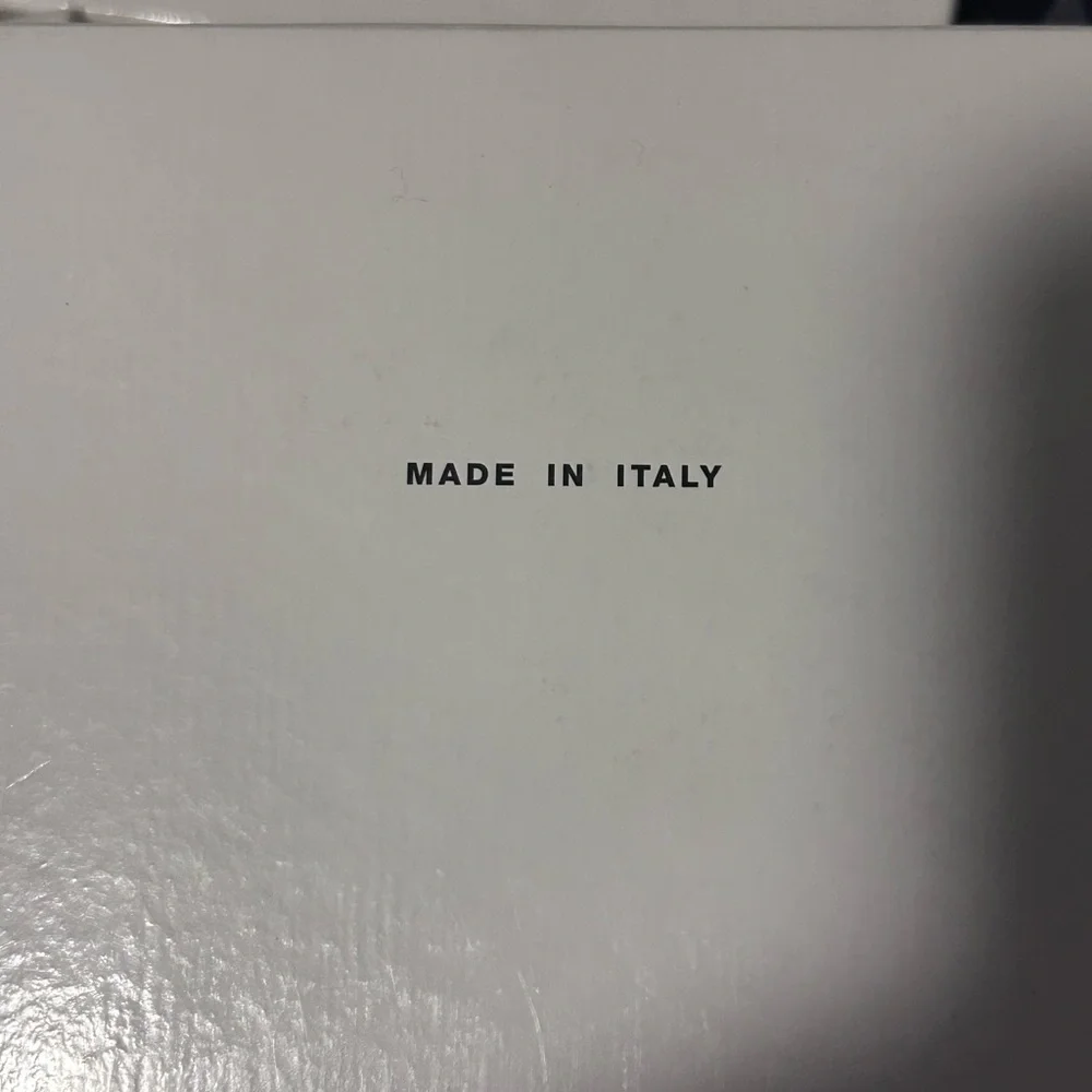 Manolo Blahnik Italian Craftsmanship - Picture 3 of 10